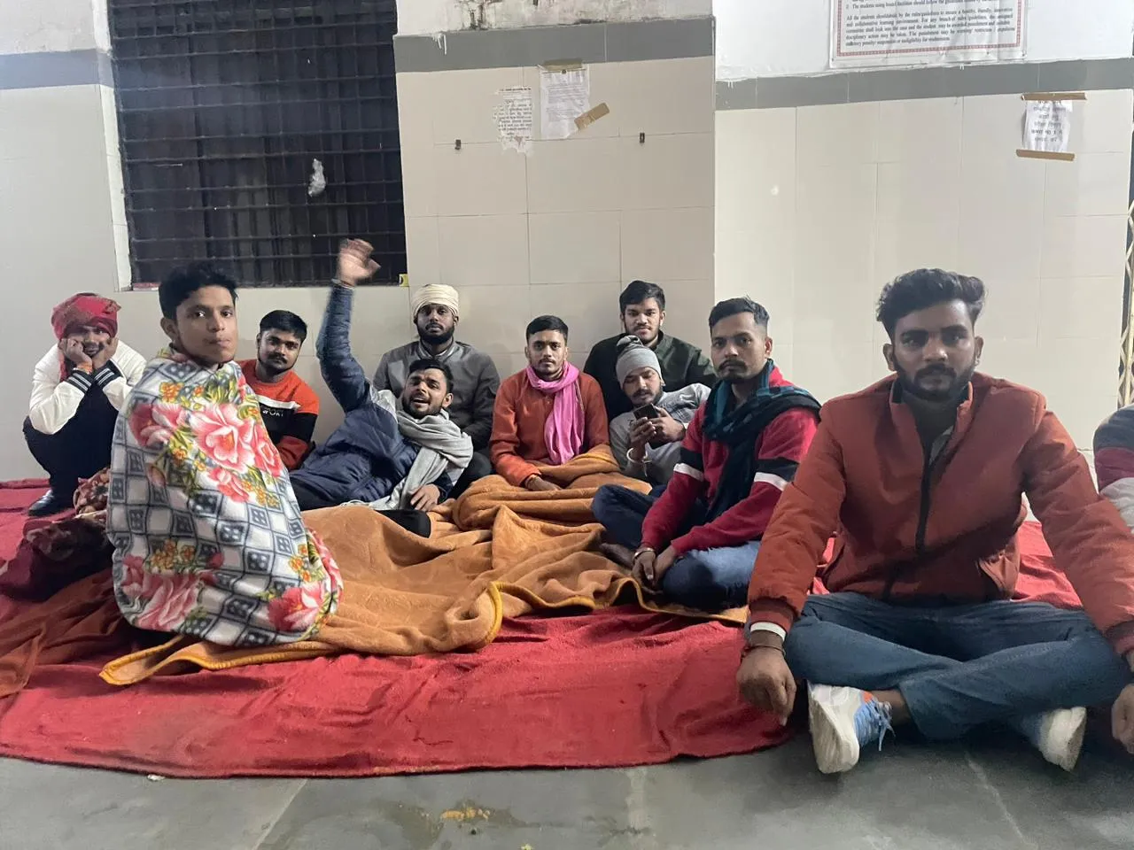 रात भर ठंड में ठिठुरते धरने पर बैठे रहे एलयू के छात्र, नहीं दिया एडमिट कार्ड, परीक्षा छूटी, धरना जारी