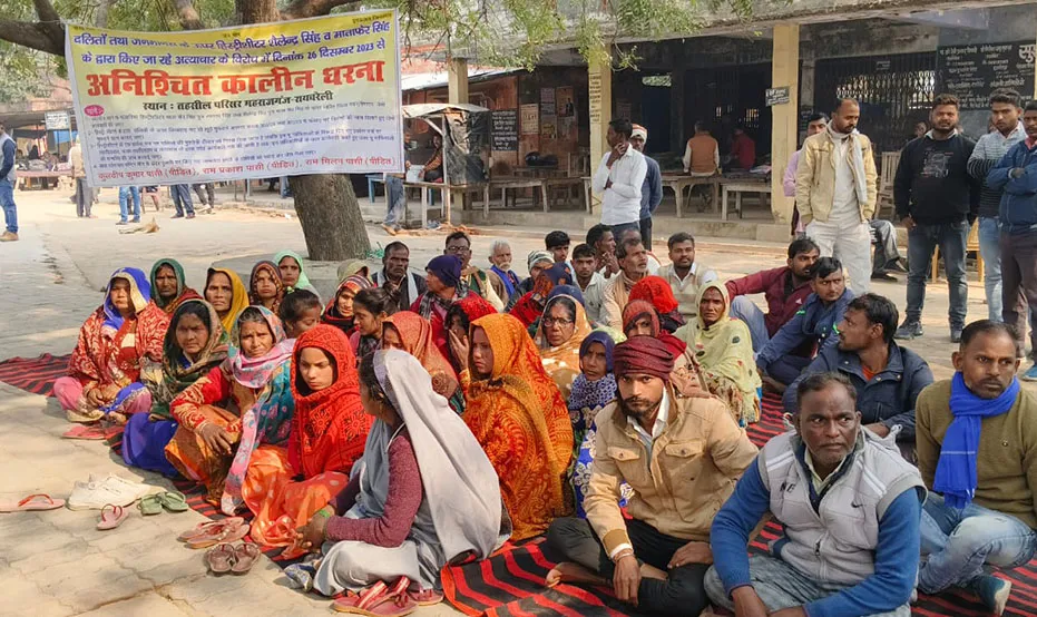 अधिवक्ता के खिलाफ धरने पर बैठे ग्रामीण, सीओ ने मामले के निस्तारण को लेकर बनाई कमेटी