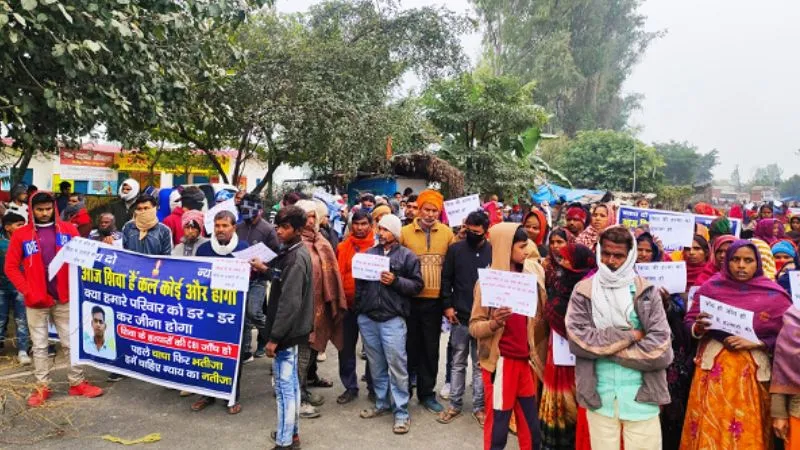 Kanpur News: कन्नौज में रेल पटरी पर मिला युवक का शव, हाथों में स्लोगन लिखी तख्तियां व बैनर लेकर परिजनों ने किया हंगामा