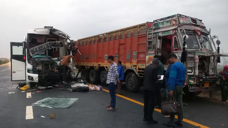 Kannauj Accident: आगरा लखनऊ एक्सप्रेस-वे पर खड़े ट्रक में पीछे से घुसी बस, चालक की मौत व 16 यात्री घायल