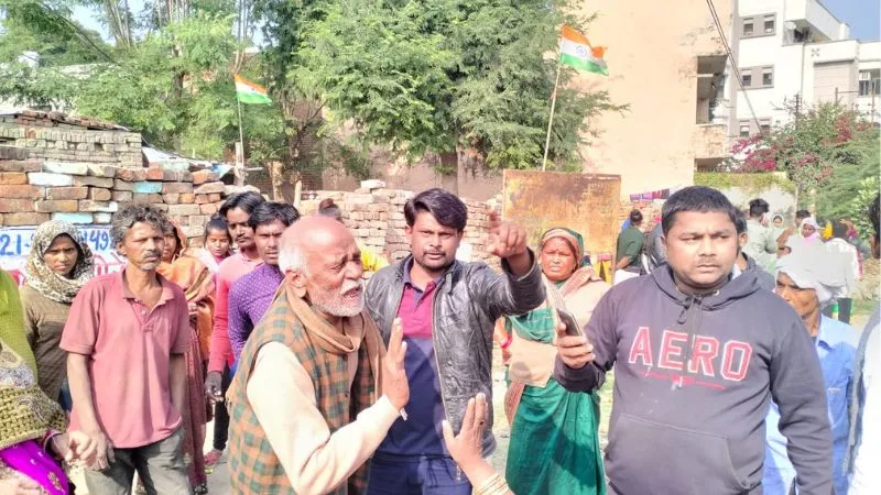 Kanpur News: अवैध बस्ती हटाने पहुंचे अधिकारी, लोगों ने जमकर किया हंगामा, कई थानों का फोर्स तैनात