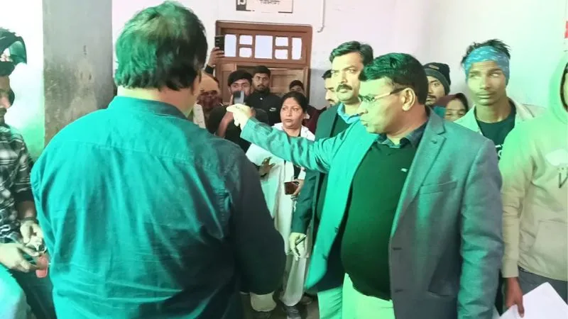 Kanpur: GSVM मेडिकल कॉलेज के प्राचार्य ने हैलट अस्पताल का किया औचक निरीक्षण, बोले- ड्यूटी से नदारद कर्मचारियों को दिया जाएगा नोटिस