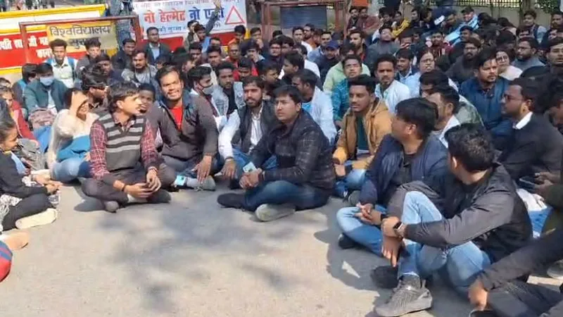 Kanpur: CSJMU में बीएएमएस छात्रों और ABVP कार्यकर्ताओं ने रोड जामकर किया हंगामा, इन मांगों को लेकर  नारे भी लगाएं