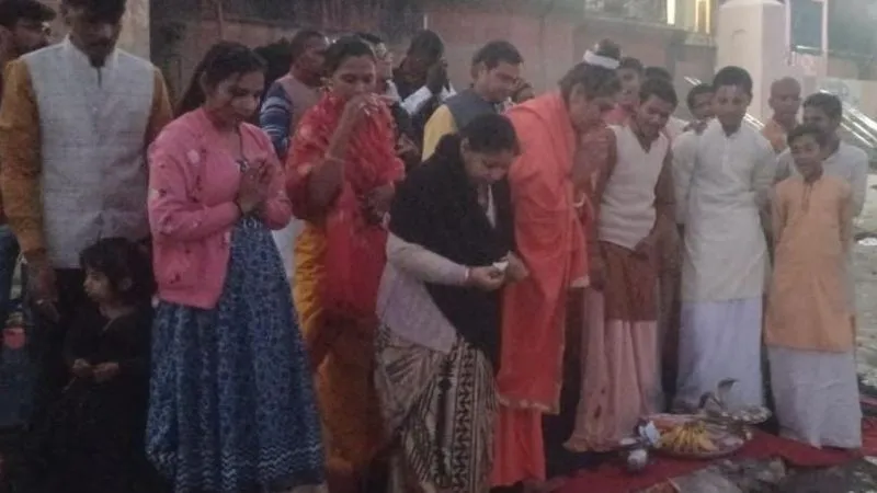 Kanpur News: किन्नर मंगलामुखी मन्नत मां की अगुवायी में दीपदान, हिंदू राष्ट्र के लिए प्रार्थना