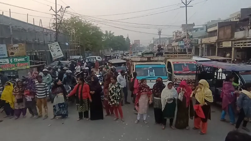 Kanpur: लोन दिलाने का दिया झांसा, 100 से अधिक महिलाओं के रुपये लेकर कंपनी फरार, आक्रोशित लोगों ने रोड जाम कर किया हंगामा