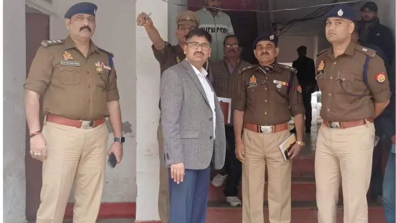 Kanpur News: पुलिस आयुक्त ने किया महराजपुर थाने का निरीक्षण, कानून व्यवस्था को चुस्त दुरुस्त रखने के दिए निर्देश