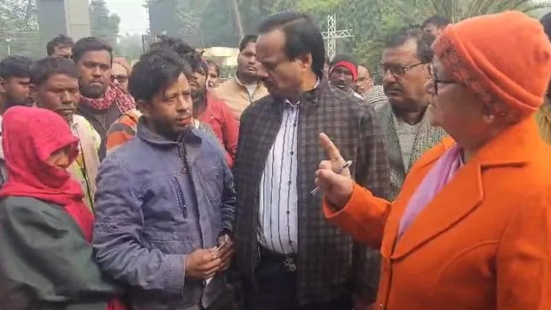Kanpur News: महापौर प्रमिला पांडेय ने आउटसोर्सिंग सफाई कर्मचारियों की लगाई परेड, इस बात को लेकर हो गई नाराज
