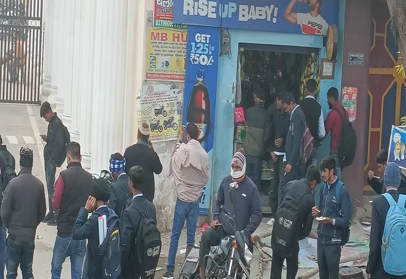 मुरादाबाद  : स्कूलों के बाहर धड़ल्ले से बिक रहे नशीले पदार्थ, बच्चों को लग रही नशे की लत