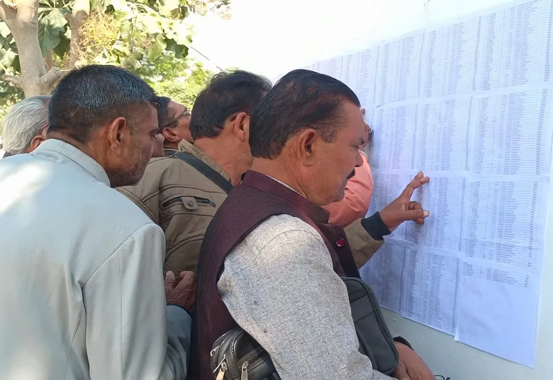 मुरादाबाद : पुलिस पेंशनर्स में उपाध्यक्ष पद के चुनाव में वोटिंग शुरू, मतदाताओं की जुटी भीड़