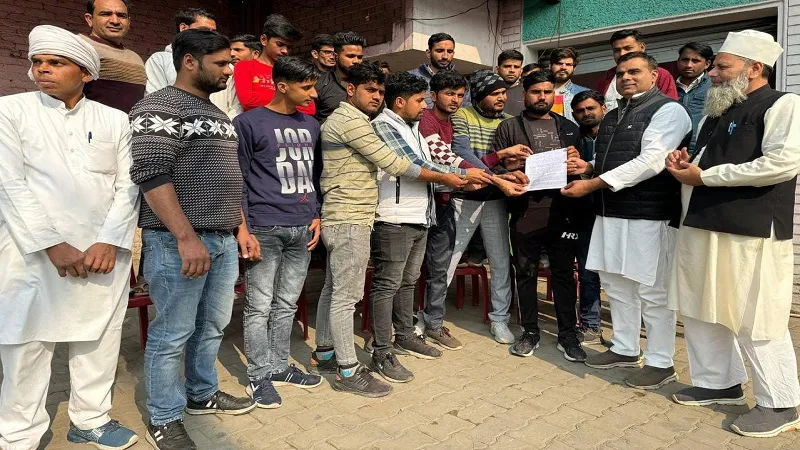 मुरादाबाद : सिपाही भर्ती में आयु छूट कराने को विधायक को सौंपा ज्ञापन