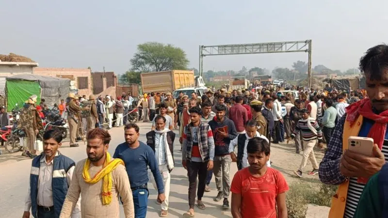 Auraiya Murder: यूरिया पंप पर लेटे किसान की गला रेतकर हत्या, बेटे के ससुरालियों पर आरोप, तनाव को देखते हुए कई थानों का फोर्स तैनात