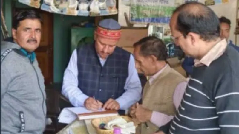 Farrukhabad: कीटनाशक व बीज विक्रेताओं की दुकानों पर अधिकारियों का छापा, अभिलेख न दिखाने पर चार के लाइसेंस सस्पेंड