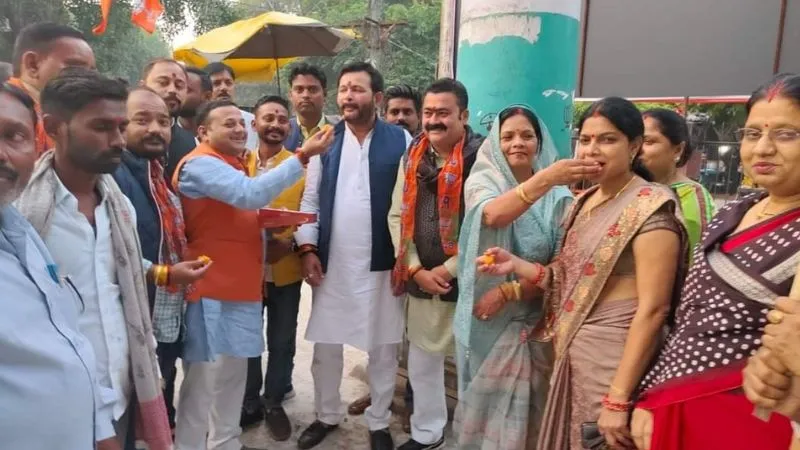 Election 2023: Banda में आतिशबाजी संग मुंह मीठा कराकर भाजपाइयों ने किया खुशी का इजहार, लोकसभा चुनाव में 400 प्लस का दावा 