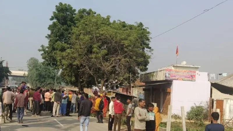 Unnao News: जमीन छिन जाने से आहत युवक ने लगाई आग, गंभीर हालत में जिला अस्पताल में भर्ती, परिजनों ने लगाया जाम