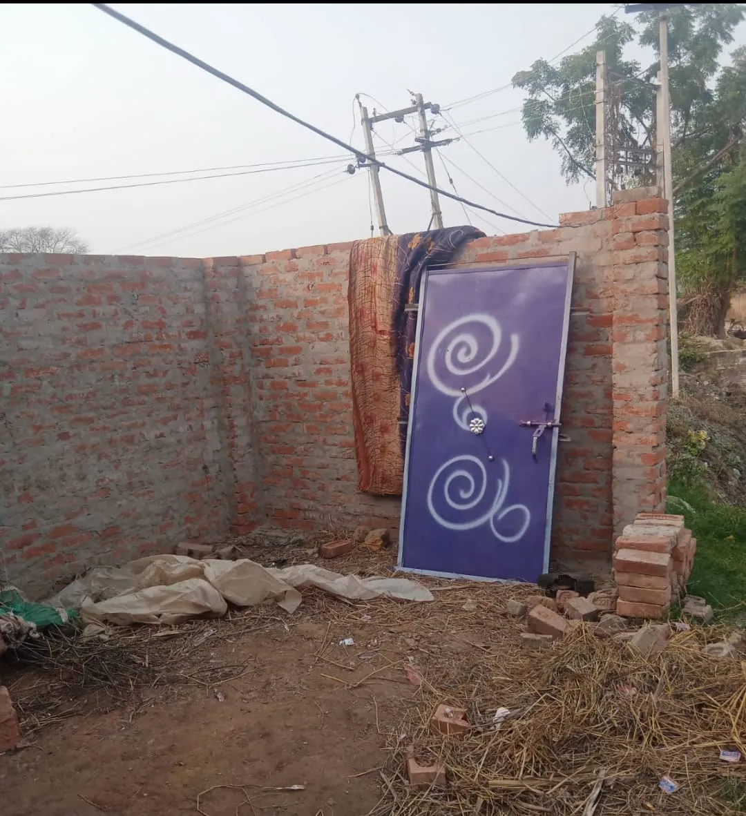 Fatehpur: सर्दी की रात में अधूरे आवासों में ठिठुरेंगे गरीब परिवार, दूसरी किश्त न मिलने से ठप निर्माण कार्य, प्रधानमंत्री आवासों का मामला
