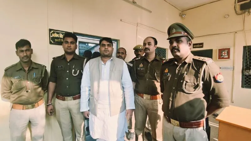 Kanpur: जज के नाम पर ठगी करने वाला कथित BJP नेता गिरफ्तार, पुलिस और बड़े नेताओं के साथ फोटो सोशल मीडिया में वायरल