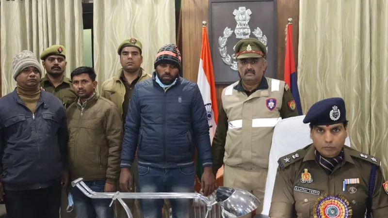 Etawah News: PGI में नौकरी का झांसा देकर लोगों से ठगी करने वाले तीन गिरफ्तार, आरोपियों के पास से ये हुआ बरामद