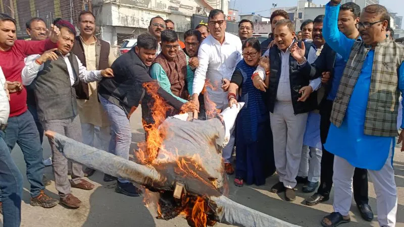 UP News: Kanpur और Chitrakoot में कांग्रेसियों के खिलाफ भाजपाइयों का प्रदर्शन, पुतला फूंक कर जताया विरोध