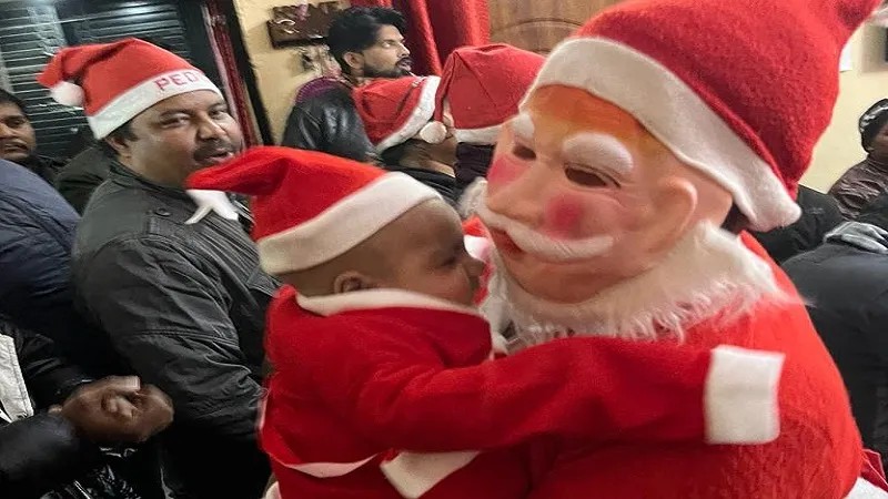 रामपुर: क्रिसमस पर सेंटा क्लाज की ड्रेस की बिक्री में आया उछाल, जिंगल बैल, झालर और सेंटा की टोपी की धूम