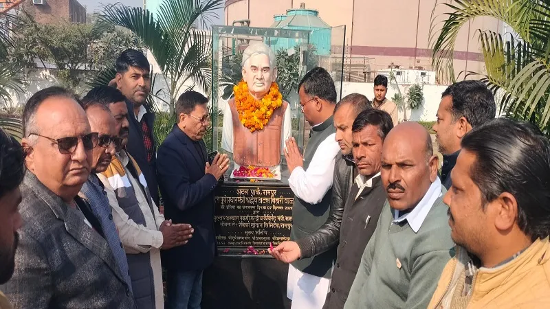 रामपुर: पूर्व प्रधानमंत्री अटल बिहारी वाजपेयी के चित्र पर अर्पित किए श्रद्धासुमन  