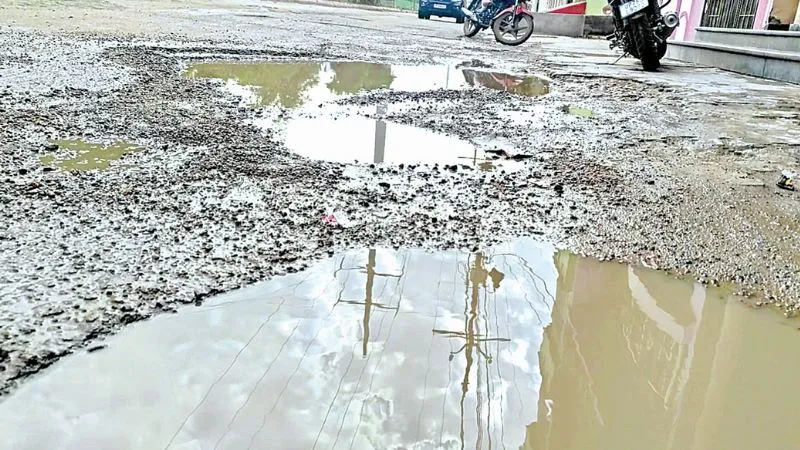 CM Yogi के आदेश Kanpur में हवा-हवाई, सड़कों को गड्डामुक्त करने के दावे झूठे, बगिया क्रांसिंग से केसा चौराहे तक जानलेवा गड्डे