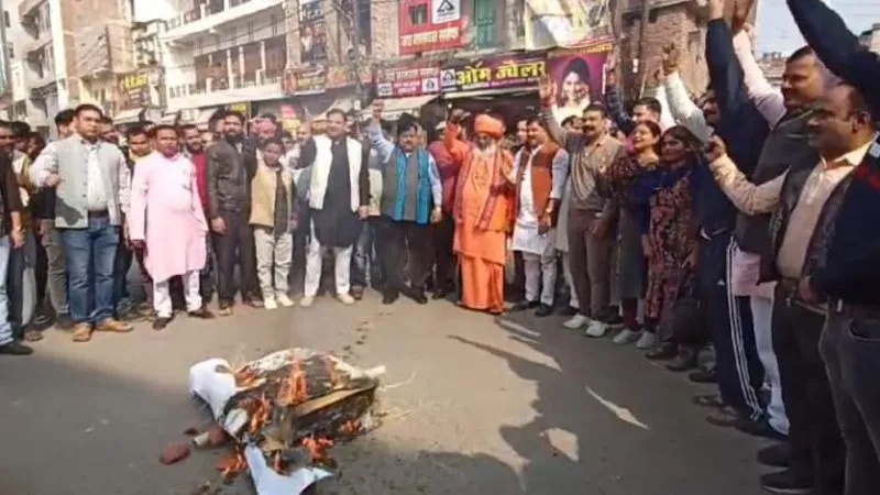 Unnao News: BJP ने फूंका कांग्रेस के भ्रष्टाचार का पुतला, दिया धरना, सांसद साक्षी महाराज बोले... कांग्रेस मुक्त भारत का संकल्प