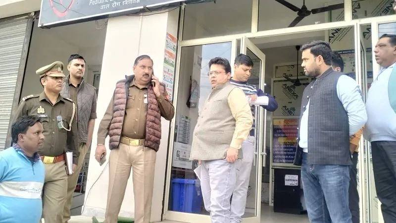 संभल: नवजात की मौत से गुस्साए परिजनों ने अस्पताल में किया हंगामा 