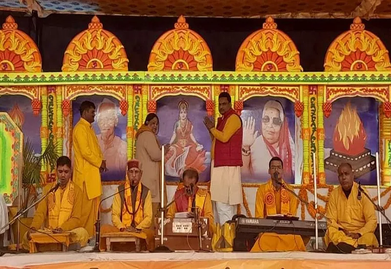 संभल : महायज्ञ में आहुतियां देकर की विश्व कल्याण की कामना, भजनों से भक्तिमय बना माहौल