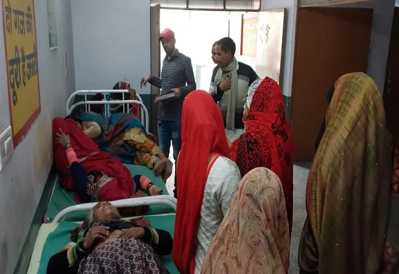 संभल : अनियंत्रित होकर पलटा टेंपो, आधा दर्जन महिलाओं समेत 15 घायल
