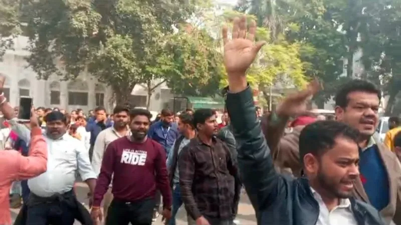 लखनऊ : केजीएमयू में आउटसोर्सिंग कर्मचारियों ने शुरू किया प्रदर्शन, वेतन कटौती से हैं नाराज