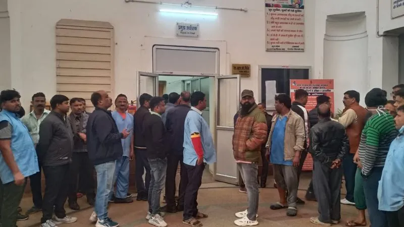 Kanpur News: हैलट अस्पताल में सुरक्षा गार्ड ने टेक्नीशियन को जड़ा थप्पड़… कार्रवाई की मांग को लेकर जताया विरोध 