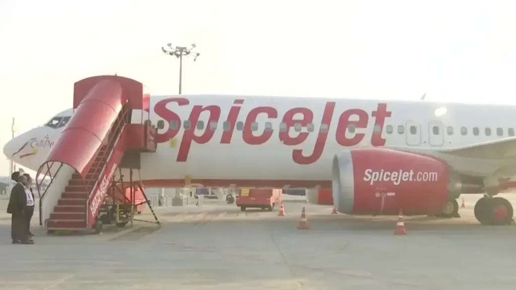 दुबई जा रहे स्पाइसजेट के विमान को कराची हवाई अड्डे पर आपात कारणों से उतारा गया 