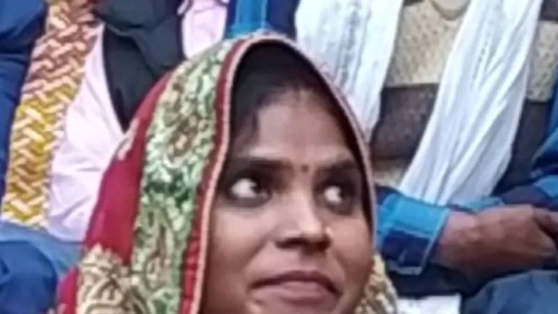 Auraiya News: विवाहिता का फंदे से लटकता मिला शव, मायके पक्ष के लोगों ने लगाया हत्या का आरोप, जांच में जुटी पुलिस