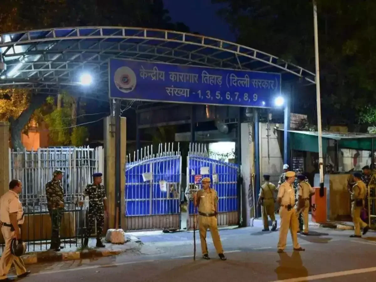 तिहाड़ जेल प्रशासन ने 50 कर्मचारियों को किया बर्खास्त, बायोमीट्रिक पहचान में मिली गड़बड़ी 