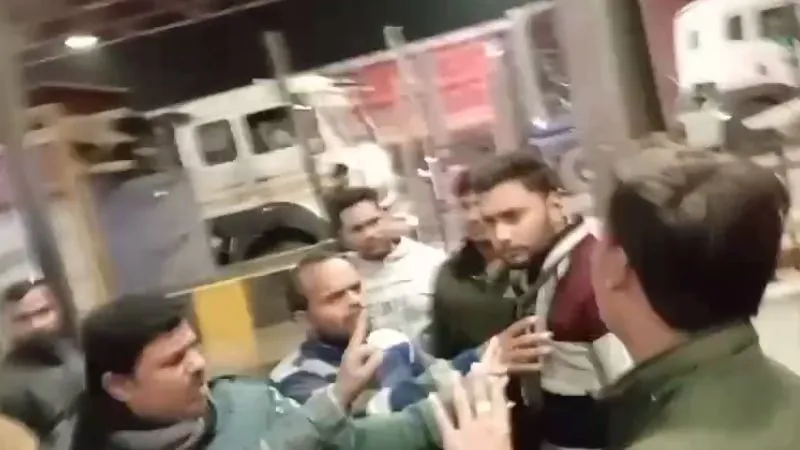 Unnao के नवाबगंज टोल प्लाजा कर्मियों ने डीआरडीए कर्मचारी से की मारपीट, घटना का Video सोशल मीडिया में वायरल
