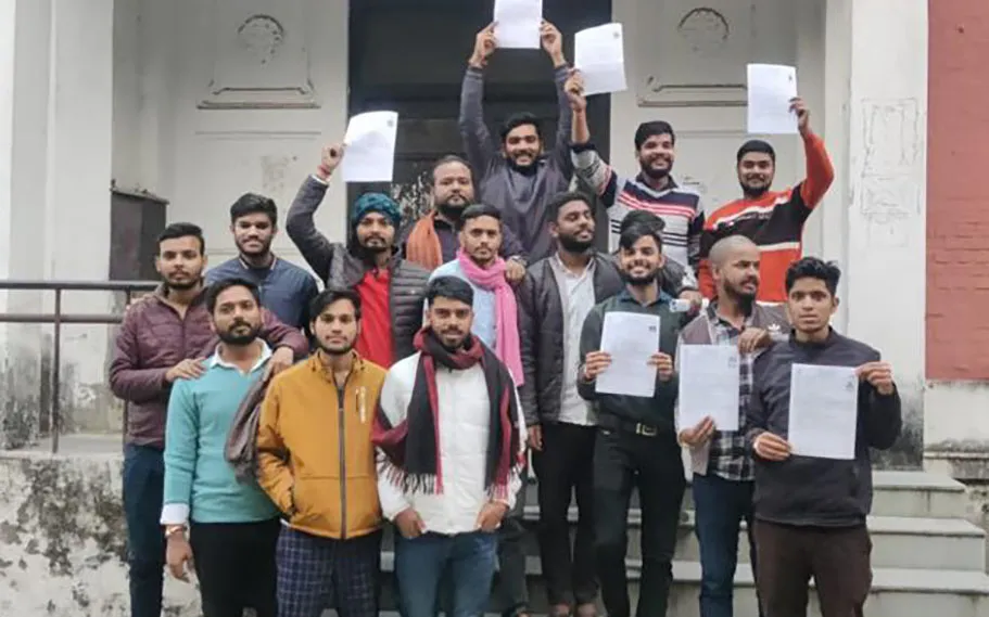 बैकफुट पर लखनऊ विश्वविद्यालय ,छात्रों की भूख हड़ताल समाप्त, जारी होंगे एडमिट कार्ड, होगी परीक्षा