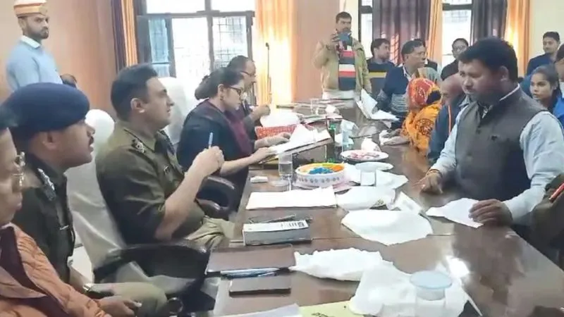 Unnao News: ज्वलनशील पदार्थ लेकर समाधान दिवस में डीएम-एसपी के सामने पहुंचा युवक, मचा हड़कंप