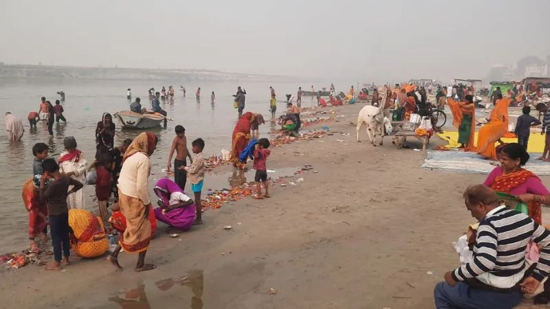 Unnao में पूर्णमासी के अवसर पर श्रद्धालुओं ने लगाई गंगा में आस्था की डुबकी, सत्य नारायन की कथा सुन कमाया पुण्य
