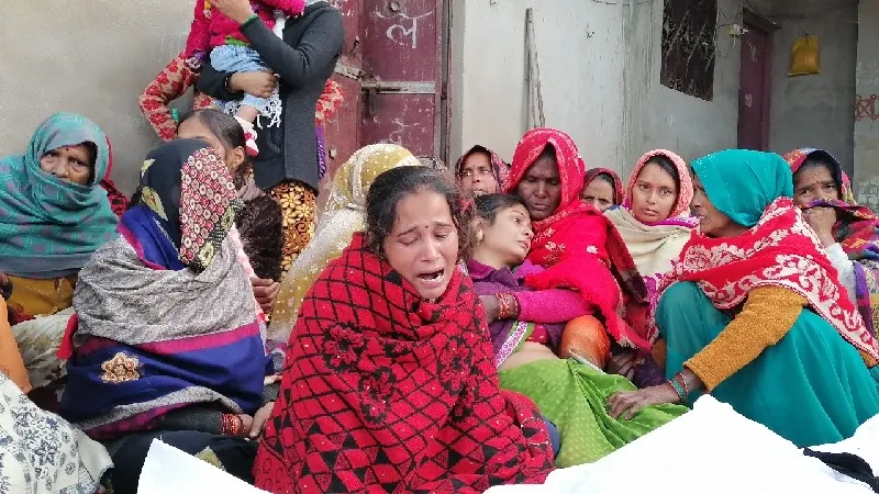 Unnao News: एसपी ऑफिस में खुद को आग लगाने वाले युवक की KGMU में मौत, परिजनों ने शव लाकर किया हंगामा