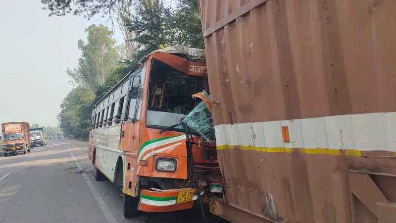 Unnao Accident: लखनऊ-कानपुर हाईवे पर खड़े ट्रक से टकराई रोडवेज बस, 29 सवारियां घायल, हादसे के बाद मची चीख-पुकार