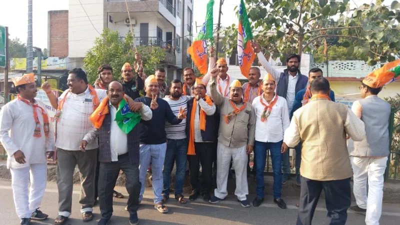 Election 2023: Unnao में BJP की तीन राज्यों में जीत पर भाजपाइयों ने बांटे लड्डू, एक दूसरे का मुंह मीठा कराकर दी शुभकामनाएं