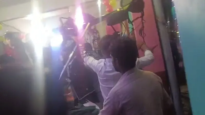 Unnao News: डीजे पर डांस को लेकर दो पक्ष भिड़े, घटना का वीडियो सोशल मीडिया पर वायरल