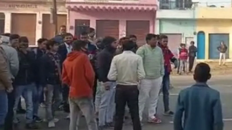 Unnao News: परीक्षा केंद्र दूर बनने से नाराज परीक्षार्थियों ने प्रदर्शन कर लगाया जाम, पुलिस ने समझा-बुझाकर कराया शांत
