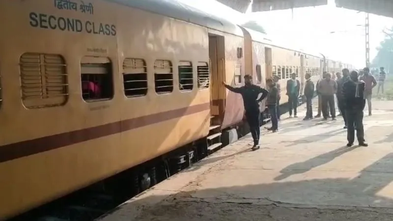 Unnao News: इंजन फेल होने से थमे ट्रेन के पहिए, घंटो तक यात्री रहे परेशान, बीघापुर स्टेशन पर खड़ी रही रायबरेली पैसेंजर