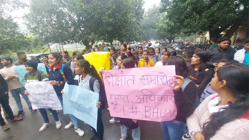 काशी हिंदू विवि. में शुरू हुआ नया बवाल!, सैकड़ों की संख्या में सेंट्रल आफिस पहुंचे छात्र, लगाए नारे, जानिये क्या है मामला