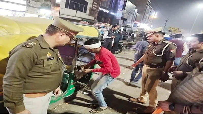 आगरा में बड़े सड़क हादसे के बाद जागी पुलिस, 200 आटो से हटवाईं सीटें, 100 का हुआ चालान