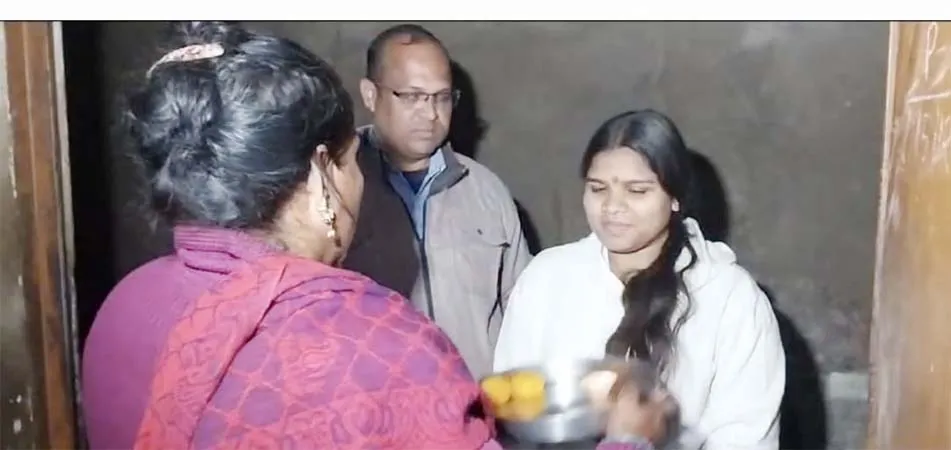 आगरा: 13 साल बाद बच्चों से मिल खूब रोई मां, 2010 में लापता हुए थे भाई-बहन