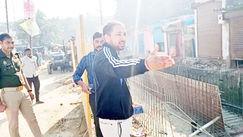 गोरखपुर: बसियाडीह में बन रहे नाले का नगर आयुक्त ने किया निरीक्षण, कहा- किसी हाल में ना हो अतिक्रमण 