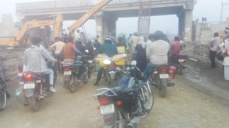 रायबरेली: शारदा नहर पुल के निर्माण के चलते हाइवे को किया गया बंद, लोग परेशान