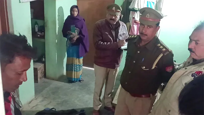 सीतापुर: मंदिर के पुजारी का संदिग्ध अवस्था में कमरे में मिला शव, परिजनों ने जताई हत्या की आशंका